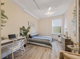 Minutes to NYC Sleeps 5, family hotel in Hoboken