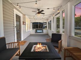 Walk to Downtown Eustis~Cozy Porch~Fire Pit~BBQ~Bungalow, hotel in Eustis