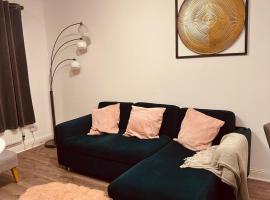 Entire Immaculate 3 Bedrooms House in Blackburn Weekend Away, hotel v destinaci Blackburn