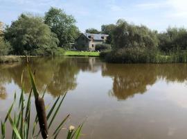 Rhedyn - Cosy Fishing Lodge Near Aberaeron – hotel w mieście Cross Inn