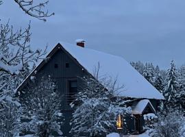 Pie Ezerrozēm, hotel v destinaci Kavari