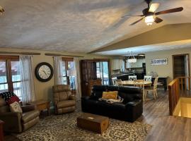 Lakeside Getaway with Hot Tub, cheap hotel in Gaylord