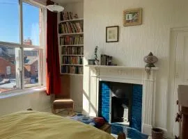 Beautiful sunlit rooms, 2 mins from beach, private garden