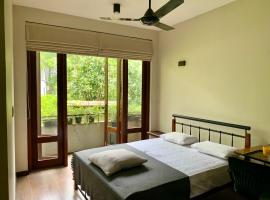 Cozy luxury room with balcony view !, hotel en Rajagiriya