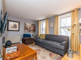 Perfectly Located Private Apartment, Hotel in Burlington
