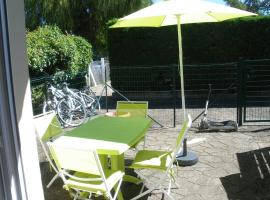 Grand Studio proche mer avec terrasse, hotel met parkeren in Le Tour-du-Parc