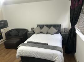 Hometel Big Luxurious Self Contained Bedsit, hotel in Thornton Heath