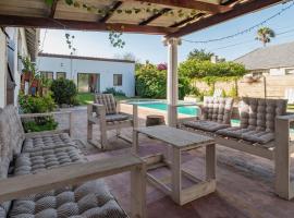 5 Bedroom Dutch Style Family Home in Milnerton – willa w Kapsztadzie