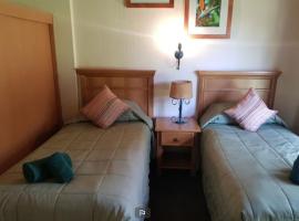 Fairways resort 6 sleeper unit, hotell i Drakensberg Garden