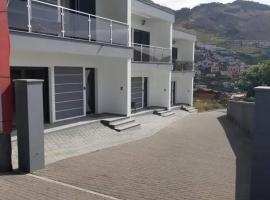 spacious 2 bedroom holiday home torre villas d, golf hotel in Machico