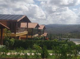 Casa de Campo Novo gravatá em condomínio, lazer completo com piscina compartilhada, churraqueira e forno a lenha privado e uma vista espetacular e com aquele friozinho, Landhaus in Gravatá