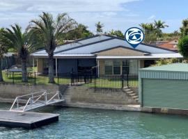 Ground floor, family unit on the canal with free WIFI!, hotel v destinaci Bongaree