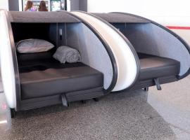 Sleeping Pods GoSleep - Inside of Warsaw Chopin Airport, non schengen restricted zone after passport control, near Gate 2N: Varşova'da bir kapsül otel