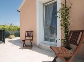 2-bedroom Istrian house with terrace, hotel a Capodistria
