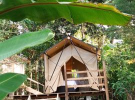 Glamping Colibrí, ubicado junto a bosque y cercano al parque a la vez, luxury tent in Jardin