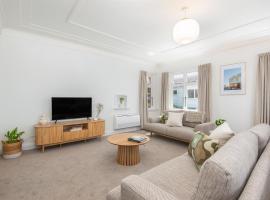 Charming Spacious Home in Roslyn with Views, khách sạn ở Dunedin