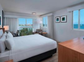 Courtyard by Marriott Nassau Downtown/Junkanoo Beach، فندق في ناسو