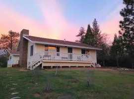 Black Oak Hill Cabin near Yosemite - mountain views & starry night sky