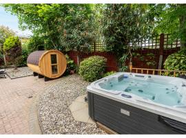 Nature's Serenade:3BR Classic Home-Jacuzzi & Sauna: Canvey Island şehrinde bir kalacak yer