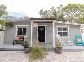 Happy Camper Cottage - Cozy Oasis with Hot Tub: Palm Harbor şehrinde bir tatil evi