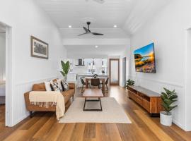 Elegant 3-Bed 2-Bath Cottage: Classic Charm with a Modern Twist, hôtel à Townsville