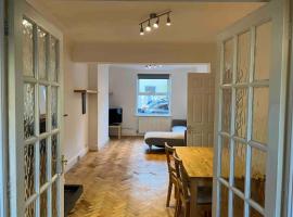 Lovely 3 Bedroom House South Norwood London, hôtel avec parking à Norwood