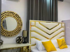 Beautiful single room studio apartment in Ilasan lekki magnanimous: Lekki şehrinde bir otel
