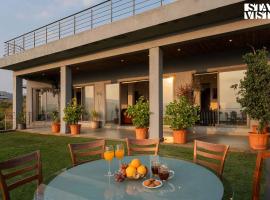 Aarna House by StayVista - Mountain & lakeview villa, Contemporary modern interiors & a charming terrace garden, hotel v destinaci Puné