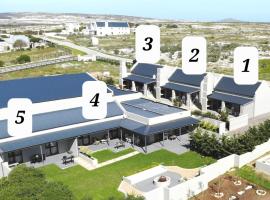 Three Feathers Cottages, hotell i Langebaan