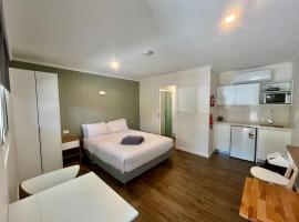 Young Caravan and Tourist Park, hotel em Young