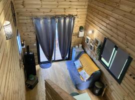 Tiny house bois cosy « Halte là », domek nebo chatka v destinaci La Possession