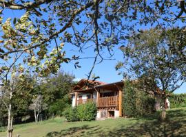 Maison de vacances vue exceptionnelle sur les montagnes basque, holiday home in Ossès