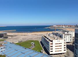 Apartamento en la playa terraza, vistas al mar y garaje, hotel in Gijón
