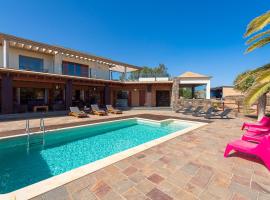 Villa Atlanntes con piscina en Fuerteventura, vilă din Triquivijate