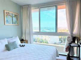דירה עם נוף לים בנאות גולף בריכה , ספא , חדר כושר, hotel in Caesarea