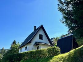 Urige Berghütte mit Kamin in Pobershau im Erzgebirge nahe Schwarzwassertal，Pobershau的便宜飯店