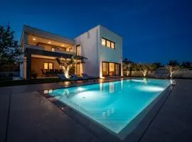 Villa Luen near Pula with large garden and private pool for families