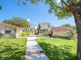 Villa Charlotte for 14 persons with 73m2 Pool in Central Istria - Daily Housekeeping & Breakfast Service, hotel v destinaci Radovani