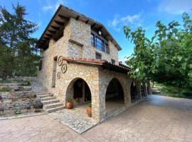 Masía de piedra con piscina, hotel s parkovaním v destinácii Riudecols