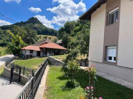 Rudnička oaza mira, kuća u podnožju Ostrvice, ξενοδοχείο σε Gornji Milanovac