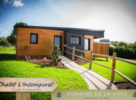 Domaine de la vôge & chalets et spa، كوخ في Xertigny