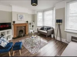 Elegant 5 bed house with parking- Photo ID Required