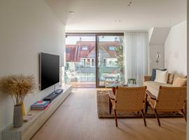 Stunning duplex - 3 bedroom - 2 sunny terrasses, hotel para famílias em Knokke-Heist