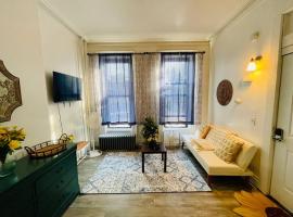 Cozy 1BR with Patio in the Heart of Albany โรงแรมในอัลบานี