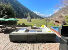 Chalet Melusine - Big Chalet w Spa Pool, Sauna, Huge Terrace, Views & Privacy!, hotel a Argentière