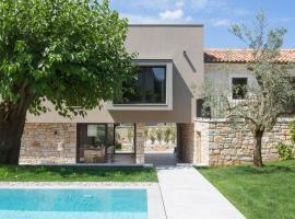 Modern Villa Melon with outdoor pool in Porec, hotel in Kirmenjak