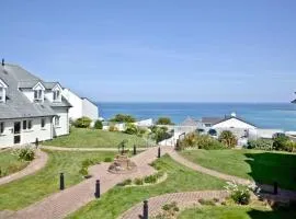 Fistral beachside escape - dramatic ocean views