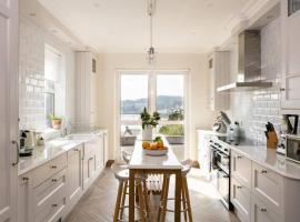 Luxury Waterfront House, casa o chalet en Cobh