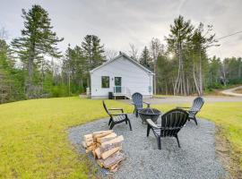 Ellsworth Vacation Rental with Fire Pit and Gas Grill!, hotel u gradu 'Ellsworth'