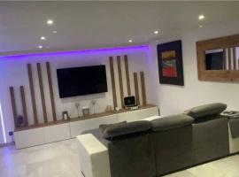 Appartement Lyon dans maison calme, hotel a Feyzin